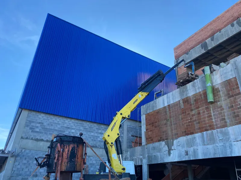 Montagem de galpão industrial durante a obra